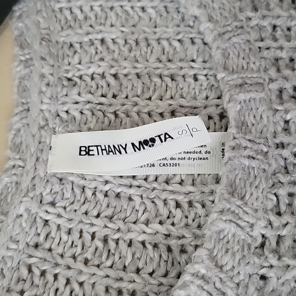 A small light gray Bethany Mota panda sweater - Picture 2 of 4